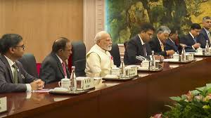 प्रधानमंत्री नरेंद्र मोदी और चीनी राष्ट्रपति शी जिनपिंग की 40 मिनट की द्विपक्षीय बैठक ने भारत-चीन रिश्तों को नई दिशा दी है। जानिए बैठक का महत्व, वैश्विक असर और भविष्य की राह।